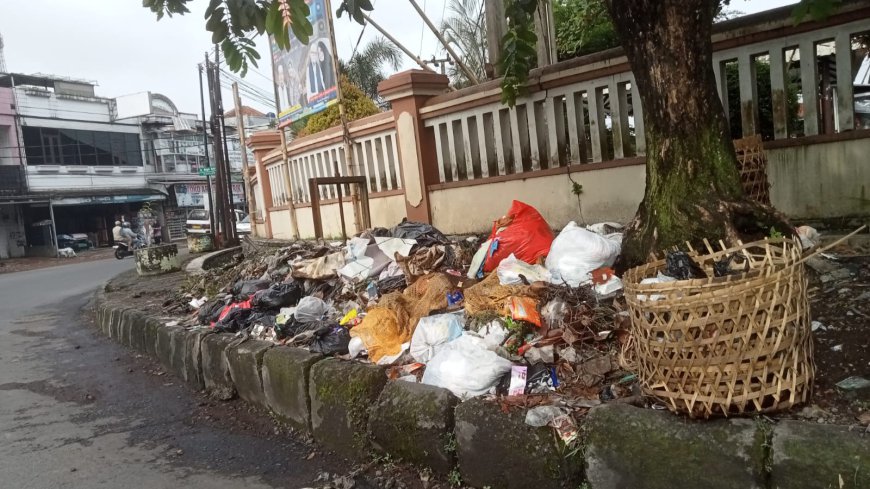 Sampah Berserakan Depan Masjid Besar Singaparna, Bau Menyengat Tercium Hingga Area Masjid