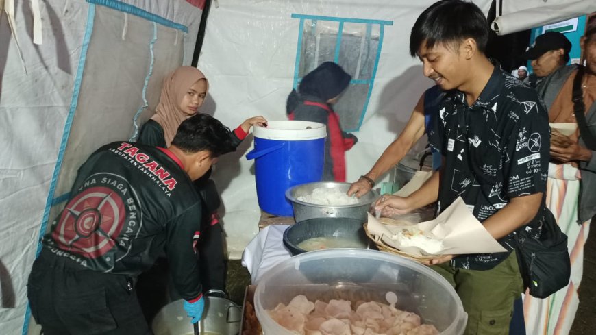 Tagana Kab. Tasikmalaya Buka Dapur Umum untuk Korban Pergerakan Tanah di Desa Cikondang
