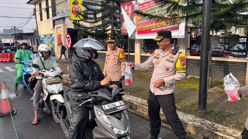 Berbagi Kebahagiaan, Polres Tasikmalaya Bagikan Ratusan Paket Takjil ke Pengguna Jalan