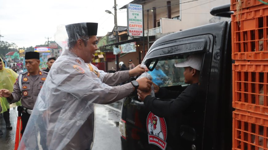 Polres Tasikmalaya Kembali Bagikan Ratusan Paket Takjil kepada Pengendara dan Warga