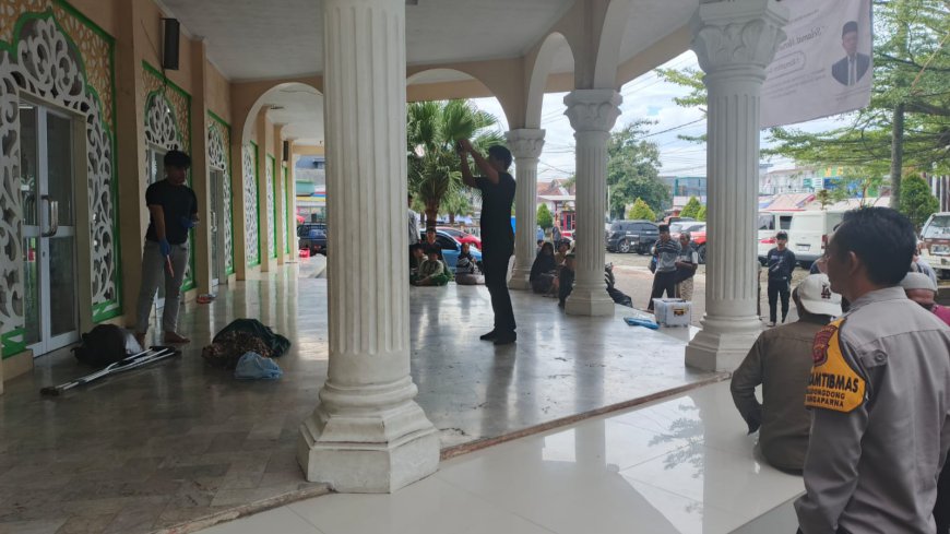 Pria Paruh Baya Asal Kec. Tamansari Kota Tasikmalaya Meninggal di Teras Masjid Besar Singaparna