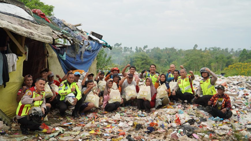 Polres Tasikmalaya Bagi bagi Sembako ke Pemulung di TPA Cioray