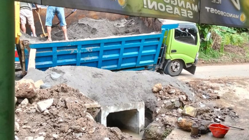 Diduga Asal Jadi, Gorong Gorong di Ruas Jalan Cipatujah Tasikmalaya Kembali Amblas