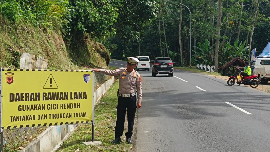 Polisi Siagakan Tim Rescue Ganjal Ban di Tanjakan Bohong Tasikmalaya