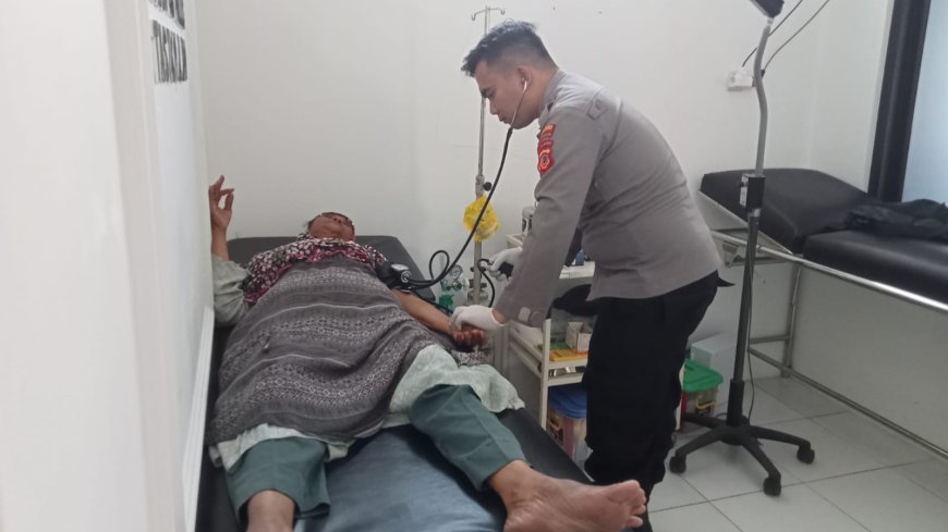 Respon Cepat Kapolres Tasikmalaya Bantu Seorang Nenek yang Pingsan di Alun Alun Singaparna
