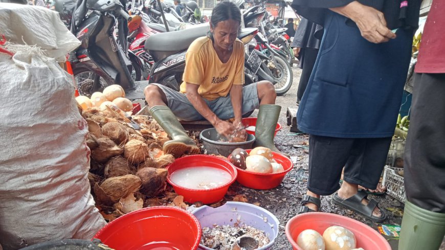 Stok Minim, H-2 Lebaran Harga Kelapa di Pasar Singaparna Tasikmalaya Meroket