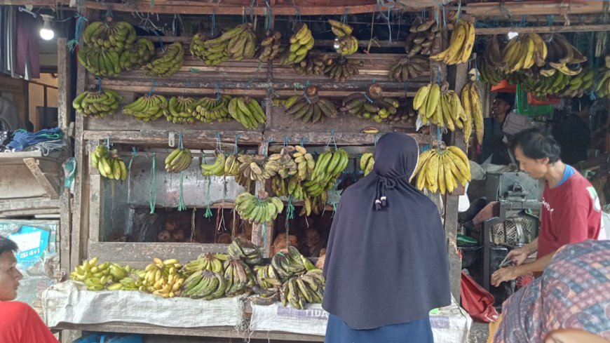 Pasokan Berkurang, Warga Keluhkan Harga Jual Pisang di Pasar Singaparna Tasikmalaya