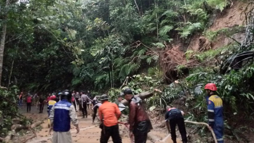 Hujan Lebat Picu Longsor di Jatiwaras Tasikmalaya, Warga Diharap Pahami Situasi dan Kondisi Lapangan