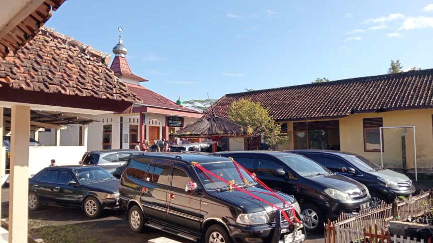 Mapolsek Cigalontang Dipenuhi Titipan Kendaraan Milik Warga Hingga Rombongan Pengantin