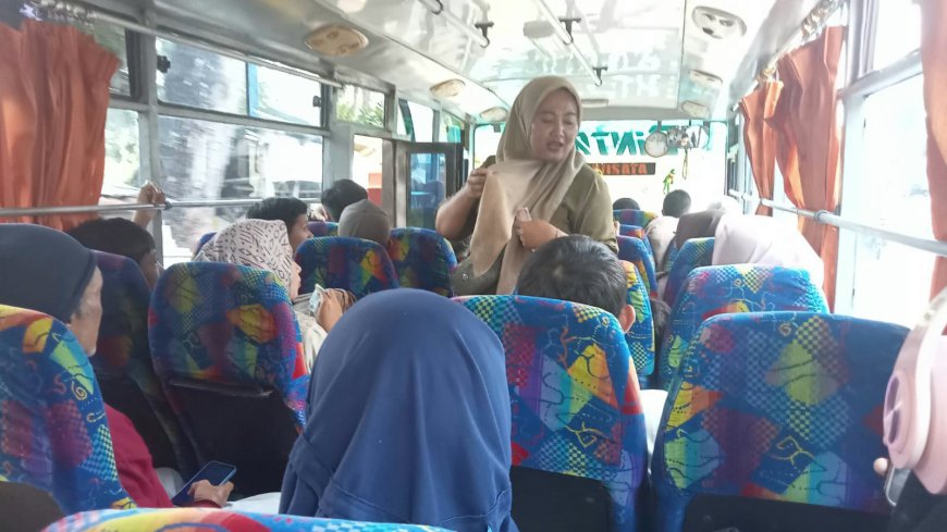 Jaga Keharmonisan Rumah Tangga, Enci Setia Dampingi Suami Jadi Kernet Bus