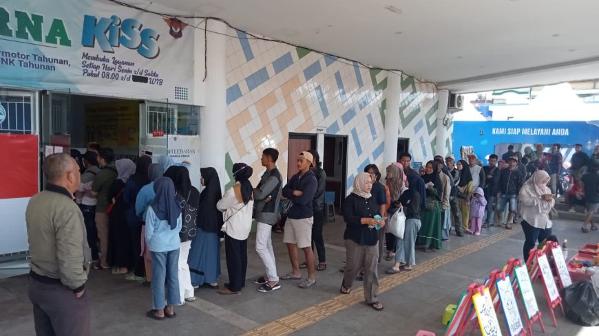 Hari Pertama Buka, Samsat Singaparna Diserbu Warga, Antrian Panjang Mengular Hingga Luar Ruangan