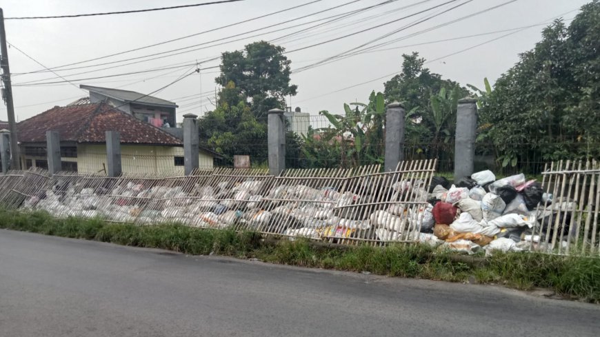 Tak Kunjung Diangkut Petugas, Sampah di Trotoar Jalan Panayagan Tasikmalaya Kian Menumpuk