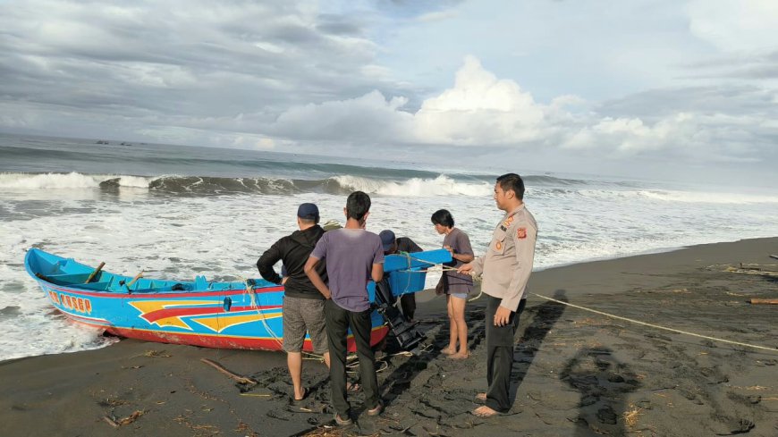 Dihantam Gelombang Tinggi Saat Melaut, Perahu Nelayan di Pantai Selatan Tasikmalaya Karam
