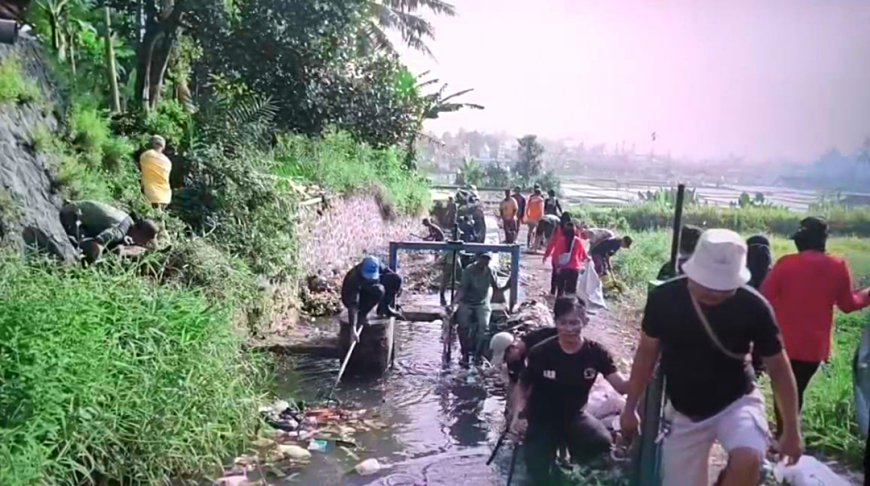 Peringati Hari Buruh, Warga Margaluyu Kompak Bersihkan Sungai Cimulu