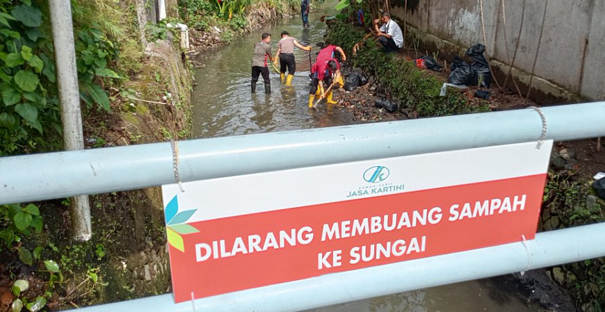 Sukseskan PROKASIH, RS Jasa Kartini Bareng Warga Kompak Bersihkan Sungai
