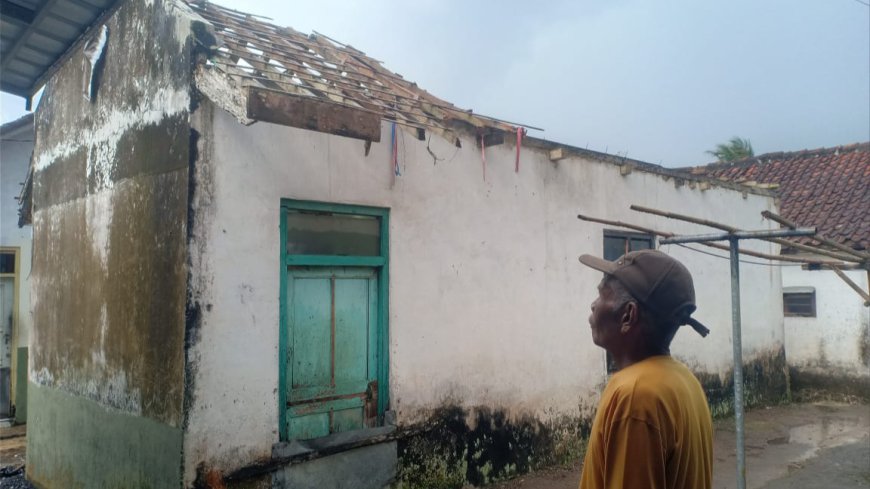Atap Rumah Warga Sukaratu Tasikmalaya Roboh, Beruntung 7 Orang Penghuni Selamat