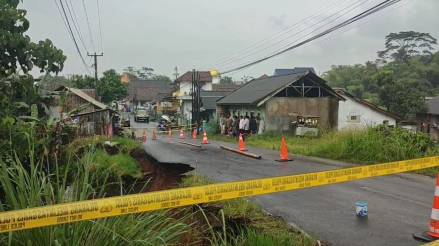 Jalan Raya Mangunreja Sukaraja Ditutup Akibat Longsor, Lalulintas Kendaraan Dialihkan