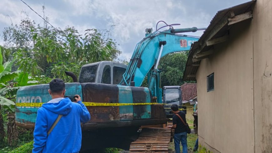Polisi Buru Bos Besar Tambang Pasir Ilegal di Tasikmalaya Selatan, Empat Alat Berat Disita