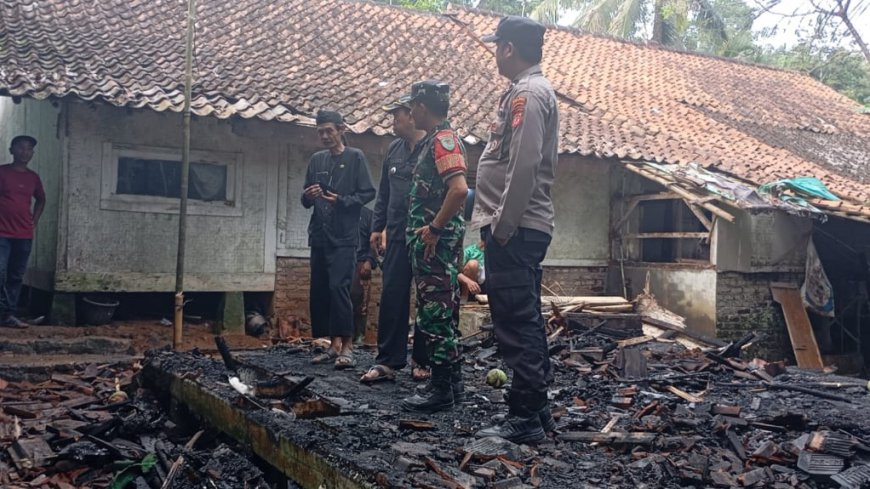 Kebakaran Hanguskan Rumah Panggung Milik Seorang Lansia di Tanjungjaya Tasikmalaya