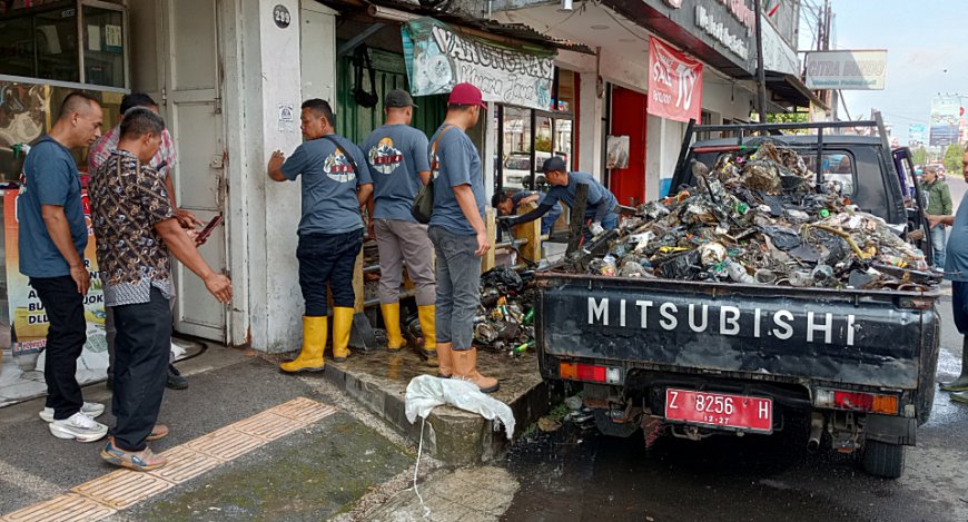 Atasi Genangan Air, Bidang SDA DPUTR Kota Tasik Bersihkan Sampah Saluran Ciromban