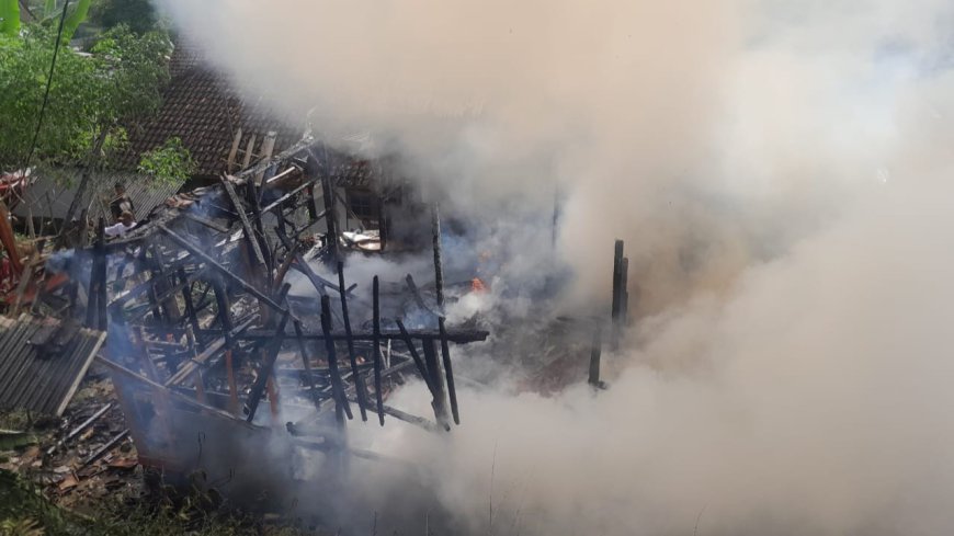 Kebakaran Rumah Panggung di Cikadu Tasikmalaya, Kerugian Ditaksir Hingga Ratusan Juta