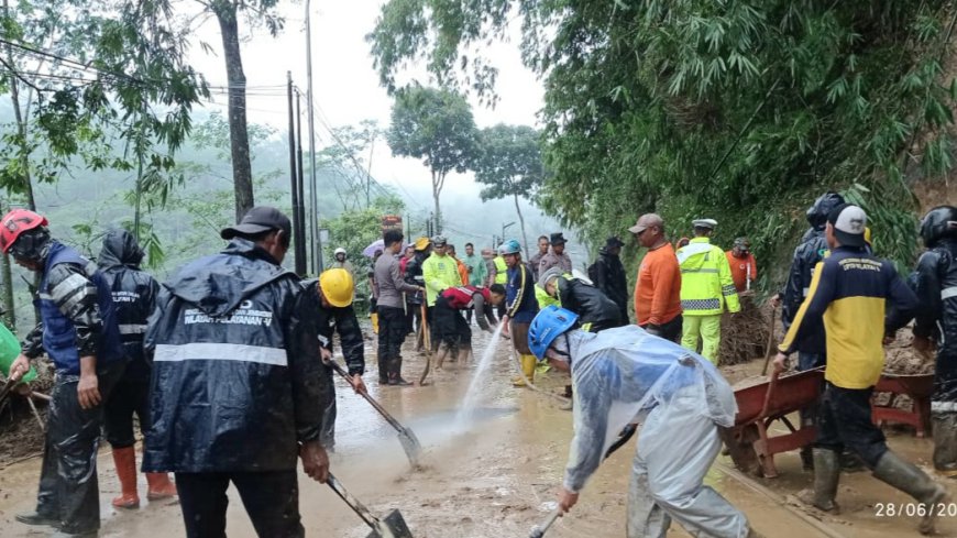 Dua Titik Longsor Tutup Akses Jalan Provinsi Tasikmalaya Garut