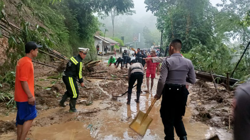 Evakuasi Longsor di Jalan Tasikmalaya Garut Berjalan Cepat, Arus Kendaraan Kembali Normal