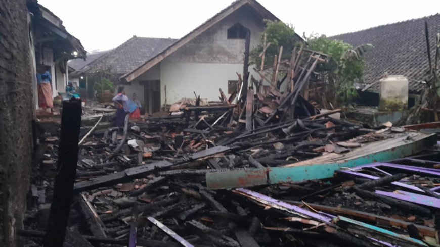 Rumah Bapak dan Anak di Salawu Tasikmalaya Ludes Terbakar