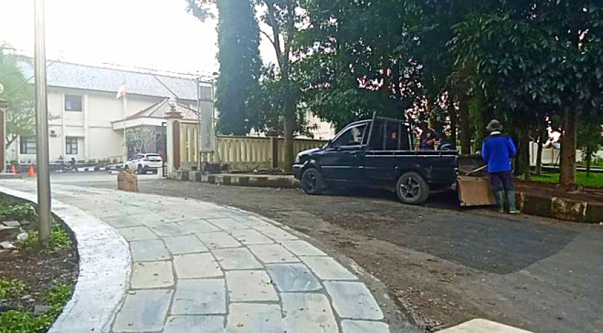 Dinas PUTR Tata Trotoar Komplek Bale Wiwitan dengan Batu Andesit