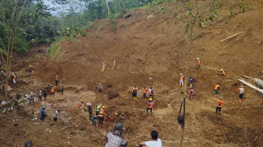 Tim SAR Gabungan Perluas Area Pencarian Korban Longsor di Tasikmalaya 